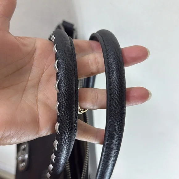 (E) Guess Bag
Black and Silver Crossbody and Shoulder Bag - Picture 9 of 15